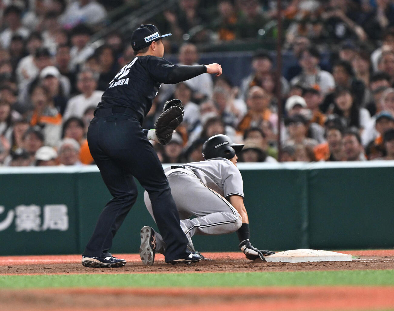 西武対巨人　5回表巨人無死一塁、門脇誠（右）はけん制死となる。一塁手山村崇嘉（撮影・滝沢徹郎）＝2026年6月13日