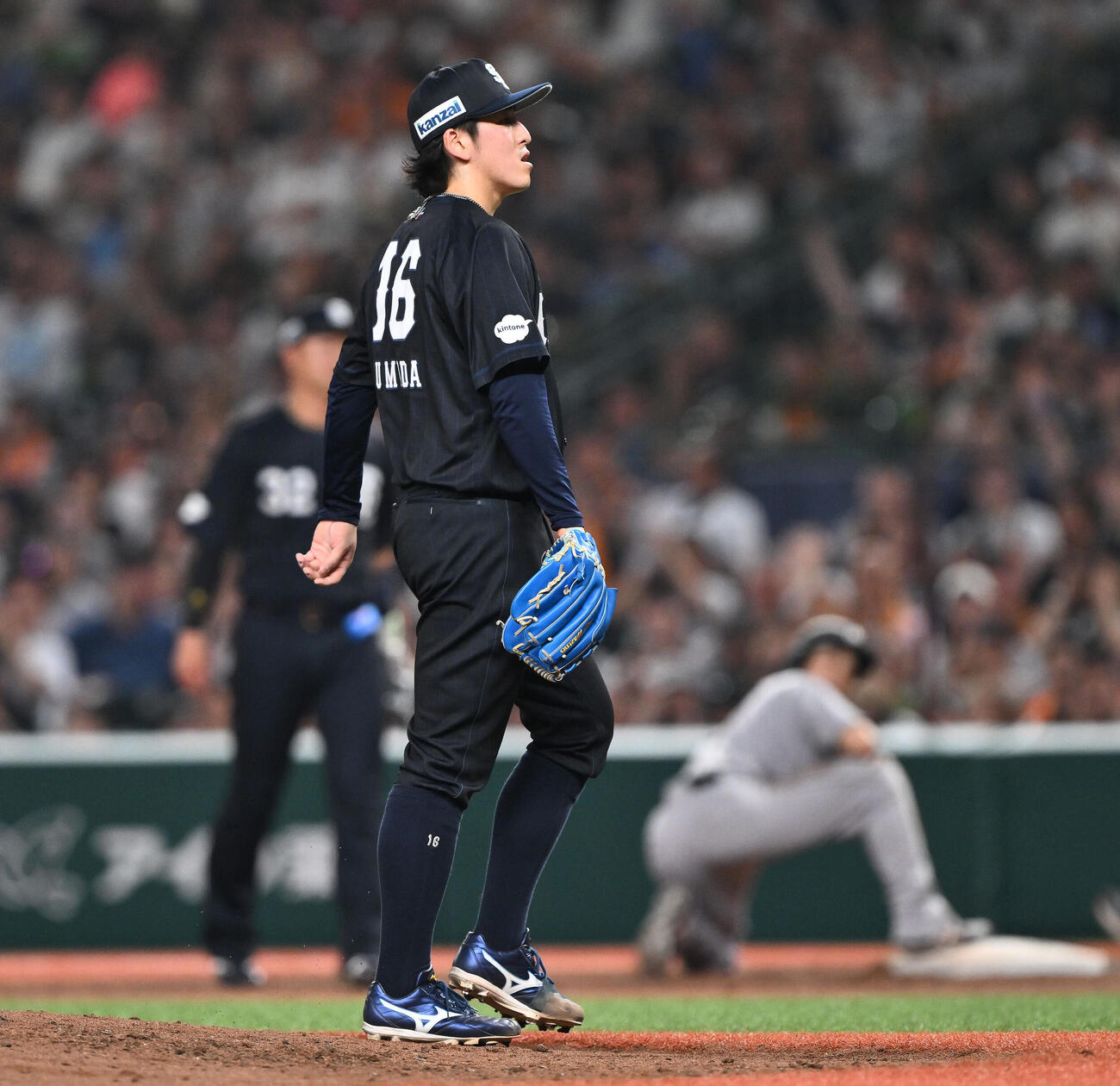 西武対巨人　5回表巨人無死一塁、門脇誠（後方右）をけん制死に仕留めた隅田知一郎（撮影・滝沢徹郎）＝2026年6月13日