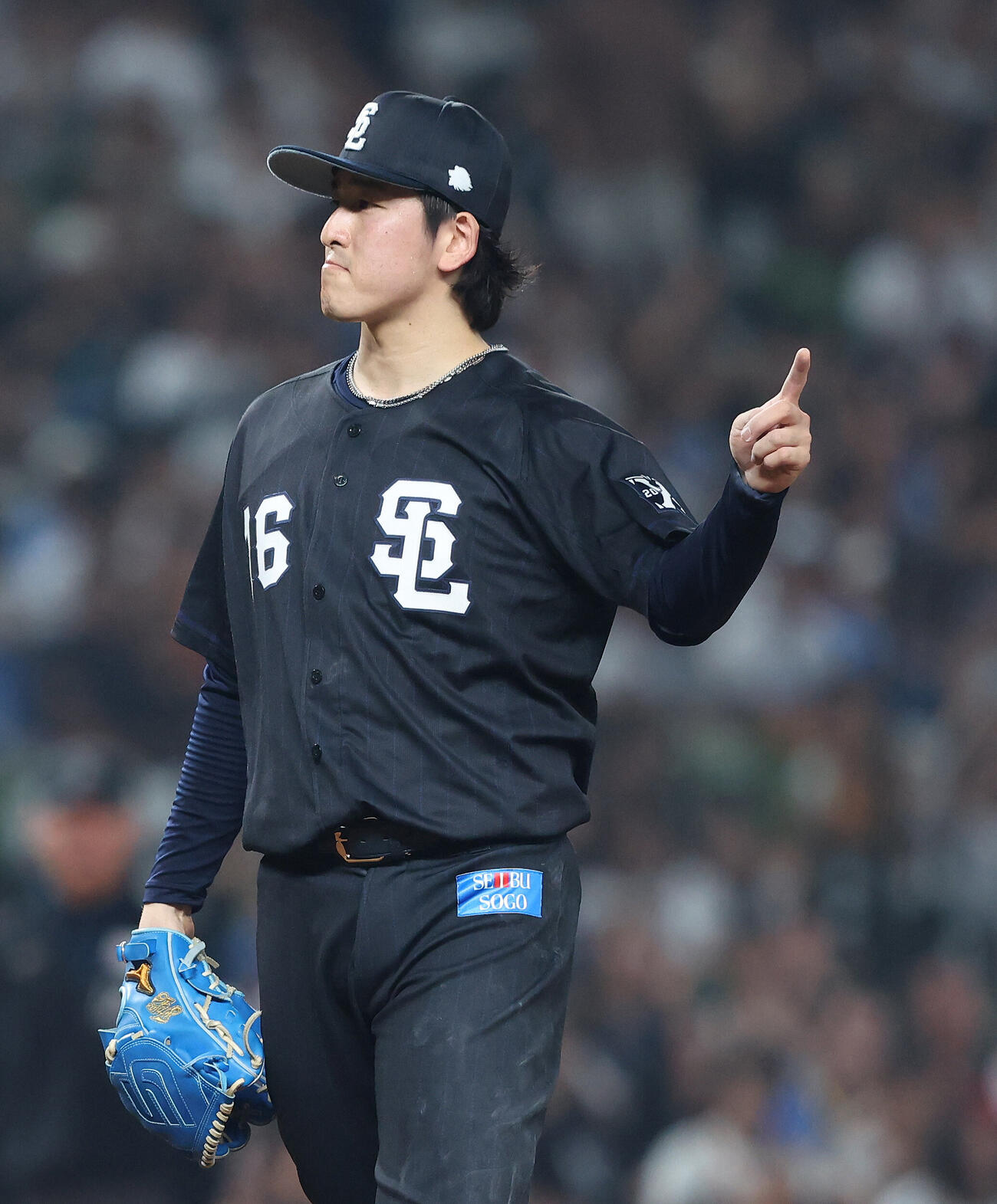 交流戦　西武対巨人　5回表巨人無死一塁、一走門脇誠をけん制アウトにする隅田知一郎（撮影・河田真司）＝2026年6月13日
