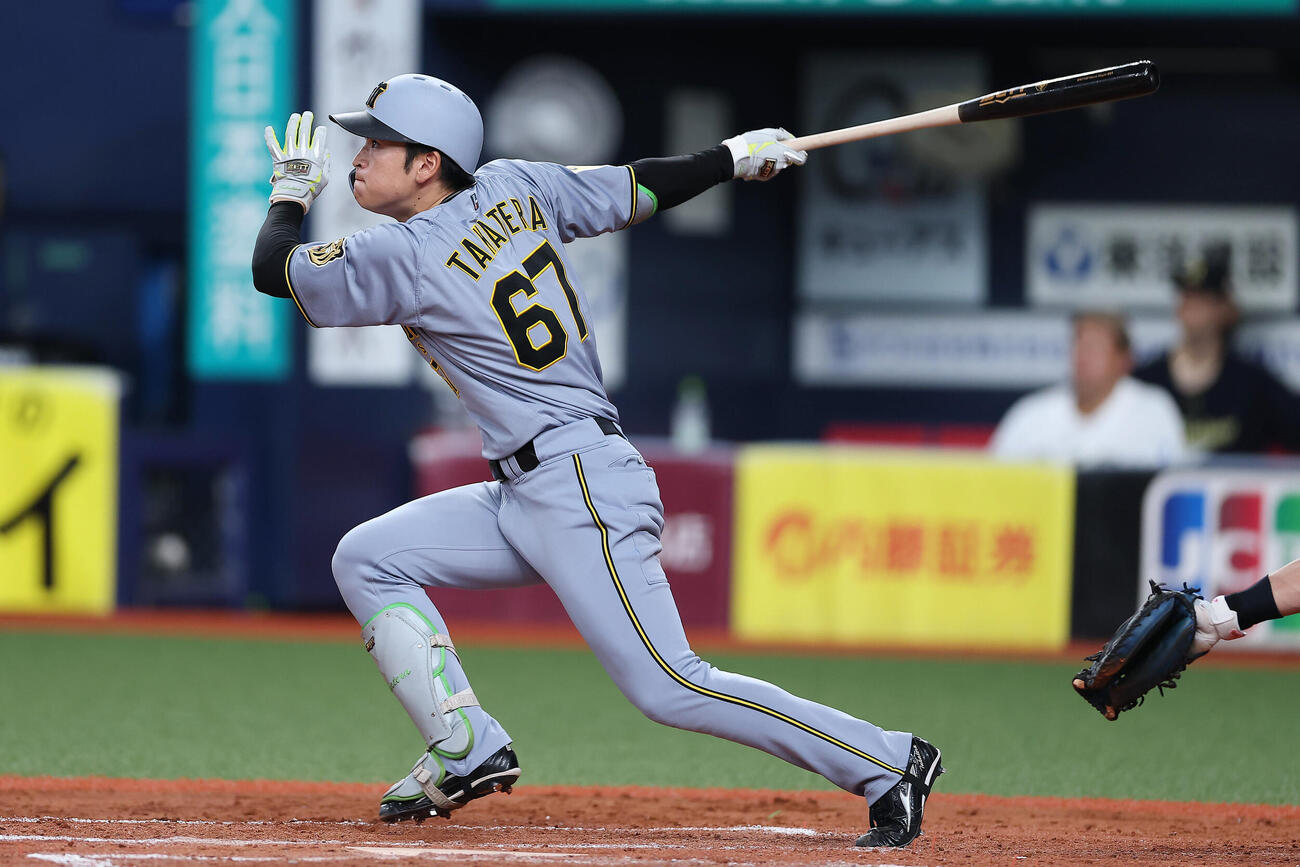オリックス対阪神　9回表阪神2死二塁、中越え適時三塁打を放つ高寺望夢（撮影・前田充）