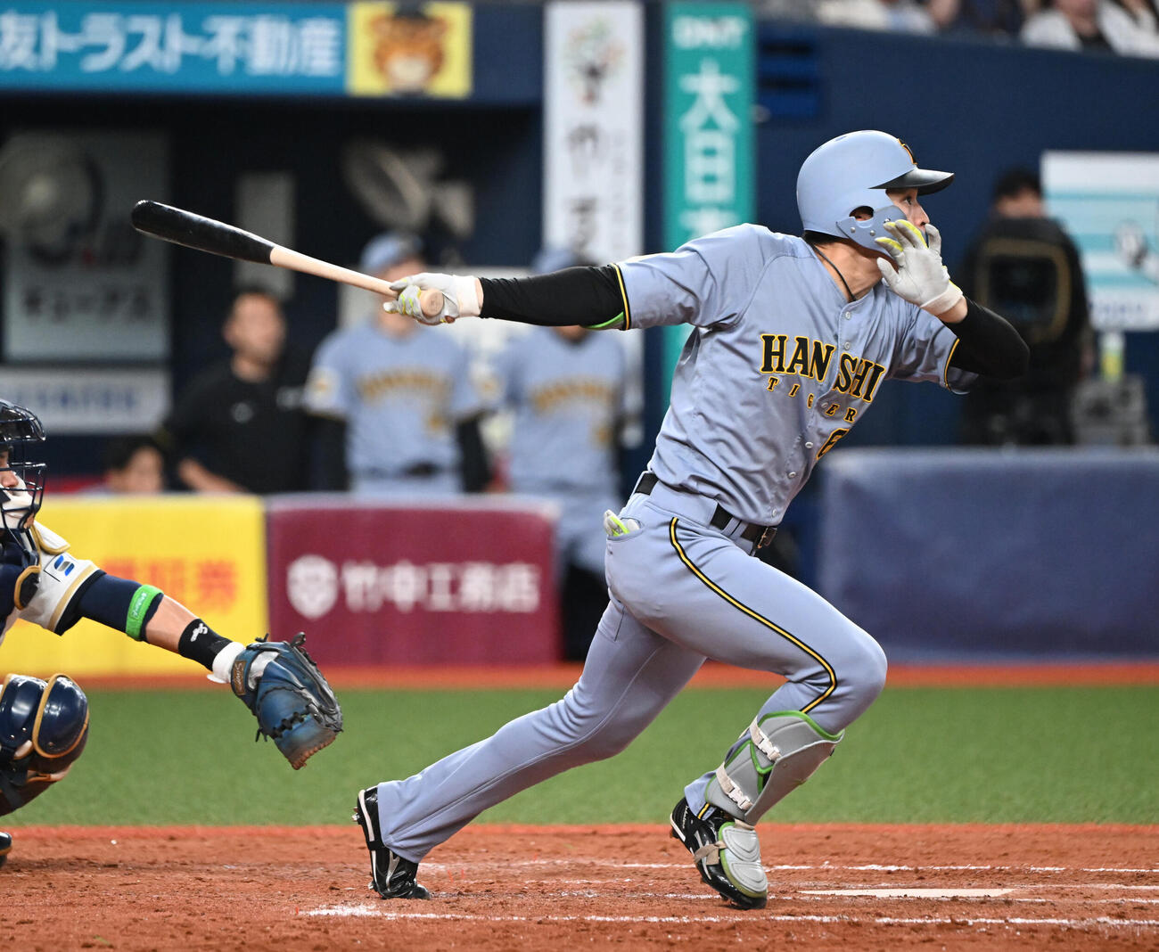 オリックス対阪神　9回表阪神2死二塁、中越えr三塁打を放つ高寺望夢（撮影・和賀正仁）