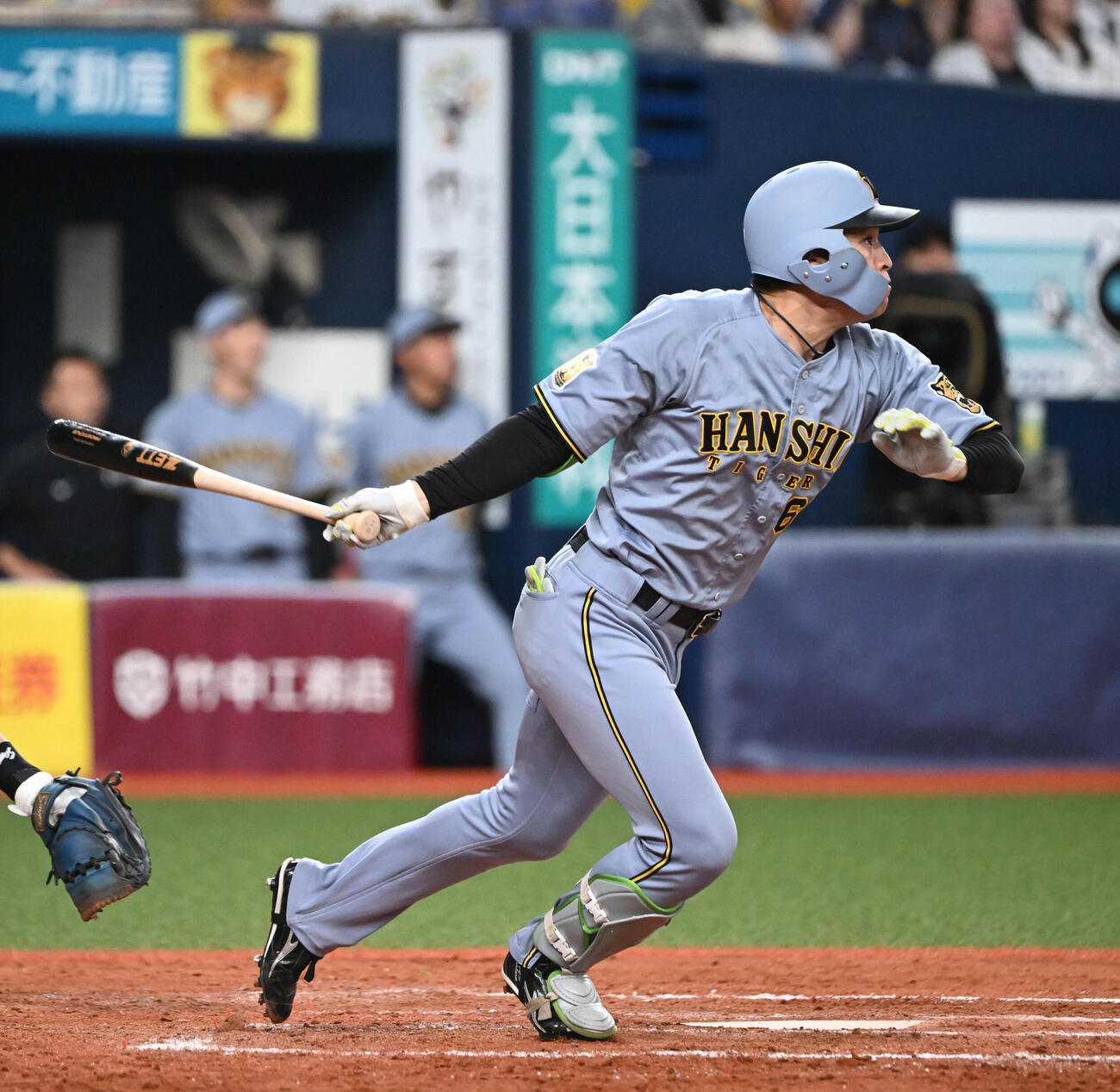 オリックス対阪神　9回表阪神2死二塁、中越えr三塁打を放つ高寺望夢（撮影・和賀正仁）