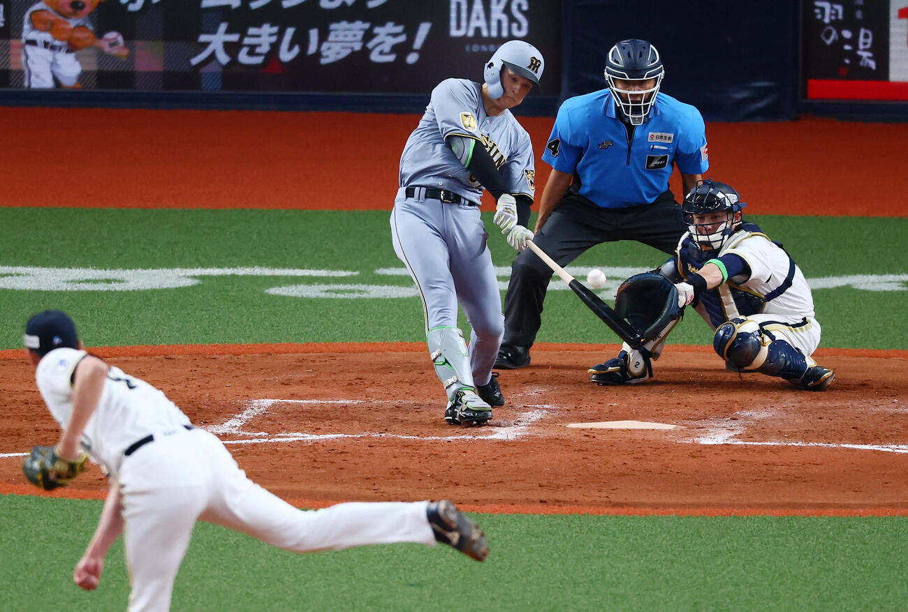 オリックス対阪神　9回表阪神2死二塁、高寺望夢は中越えに適時三塁打を放つ。投手岩崎翔（撮影・加藤哉）