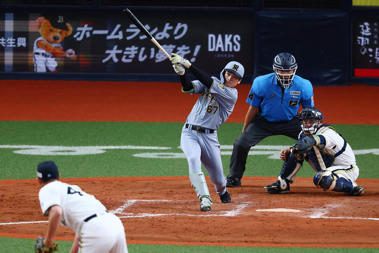 オリックス対阪神　9回表阪神2死二塁、高寺望夢は中越え適時三塁打を放つ。投手岩崎翔（撮影・加藤哉）