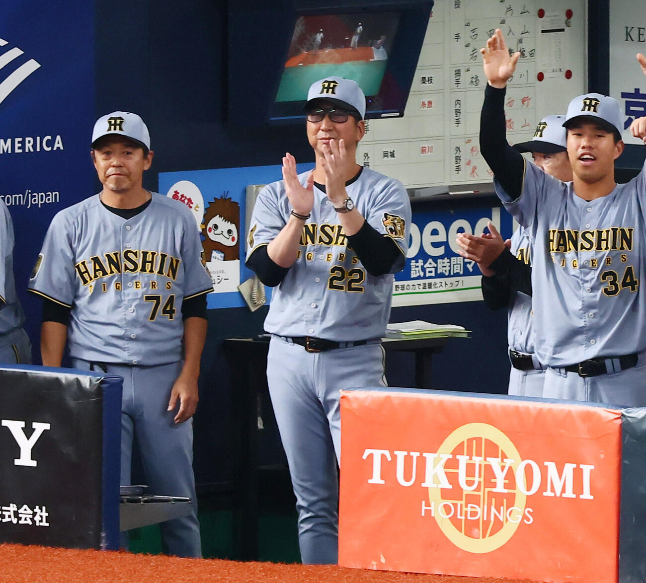 オリックス対阪神　9回表阪神2死二塁、高寺望夢の中越え適時三塁打にベンチで拍手を送る藤川球児監督（撮影・加藤哉）