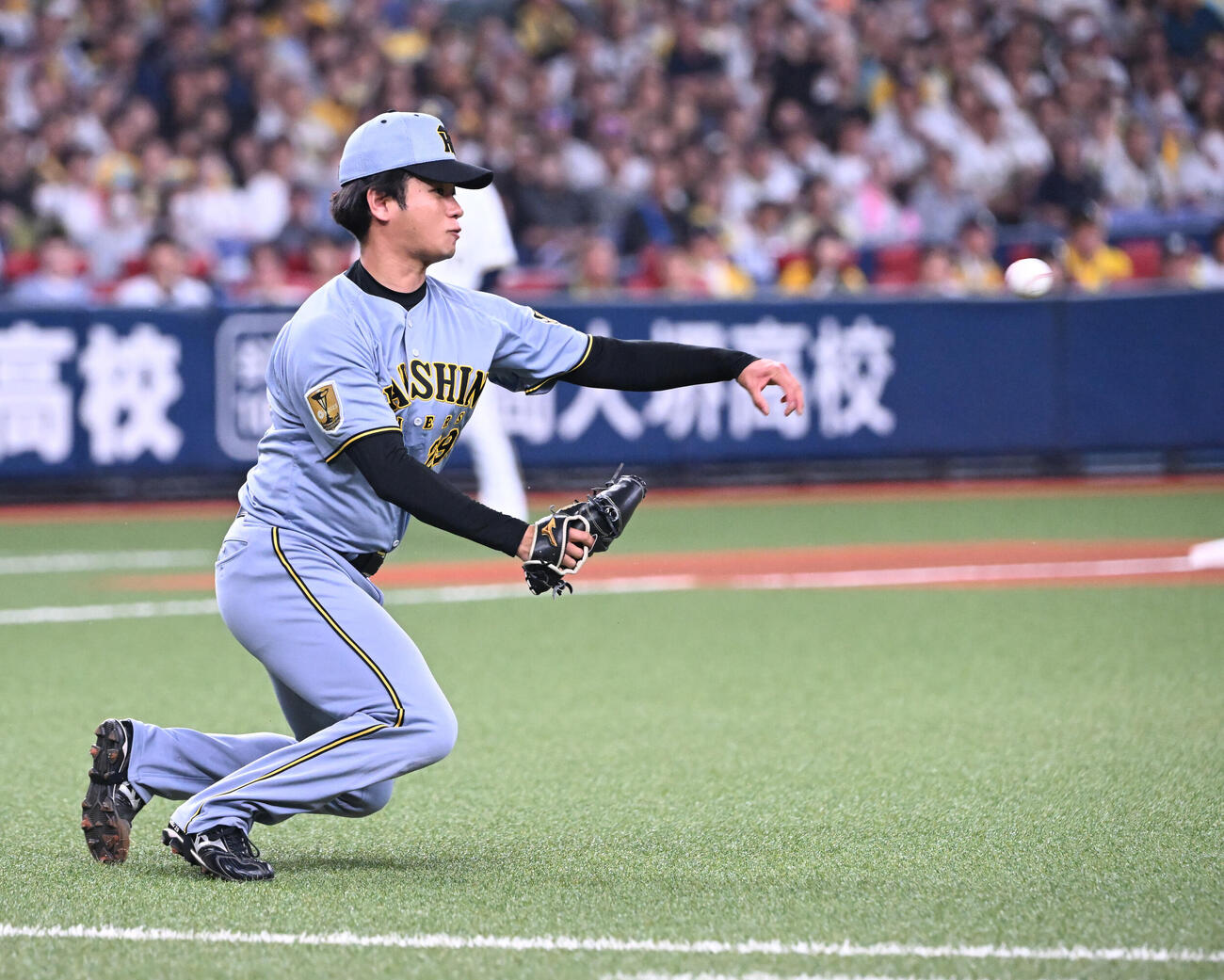 オリックス対阪神　1回裏オリックス1死、山中の打球を体に当て、スライディングして捕球、投ゴロとする高橋遥人（撮影・和賀正仁）