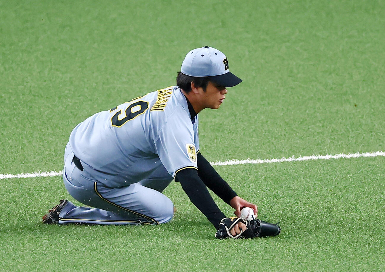 オリックス対阪神　1回裏オリックス1死、高橋遥人は山中稜真の打球を捕球する（撮影・加藤哉）