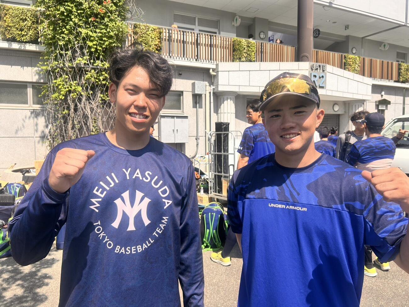 昨年東京6大学野球を沸かせた吉田（左）と山形の明治安田ルーキー2人がそろってスタメンに入り、勝利に貢献した（撮影・平山連）
