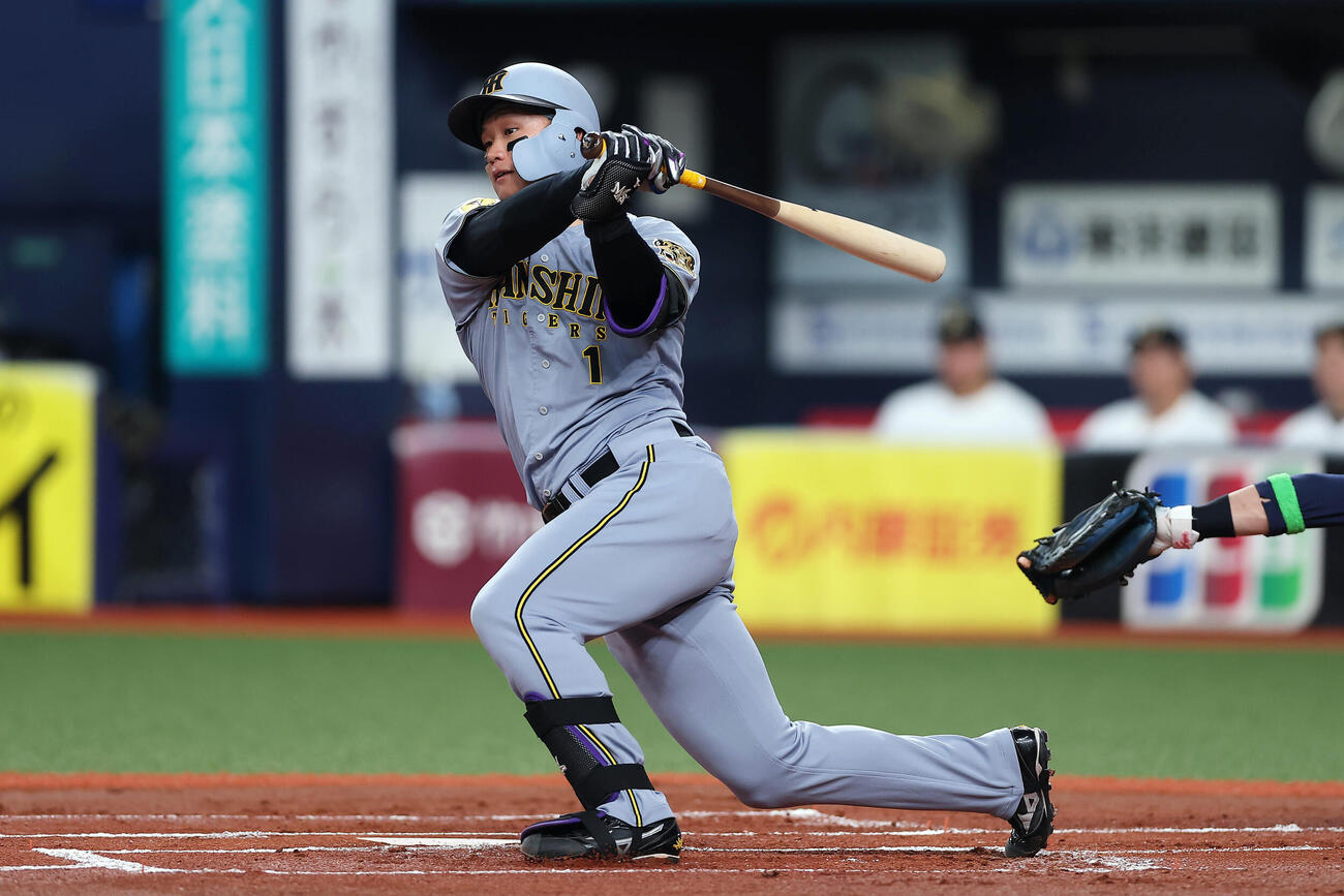 オリックス対阪神　1回表阪神2死、左翼線へ二塁打を放つ森下翔太（撮影・前田充）