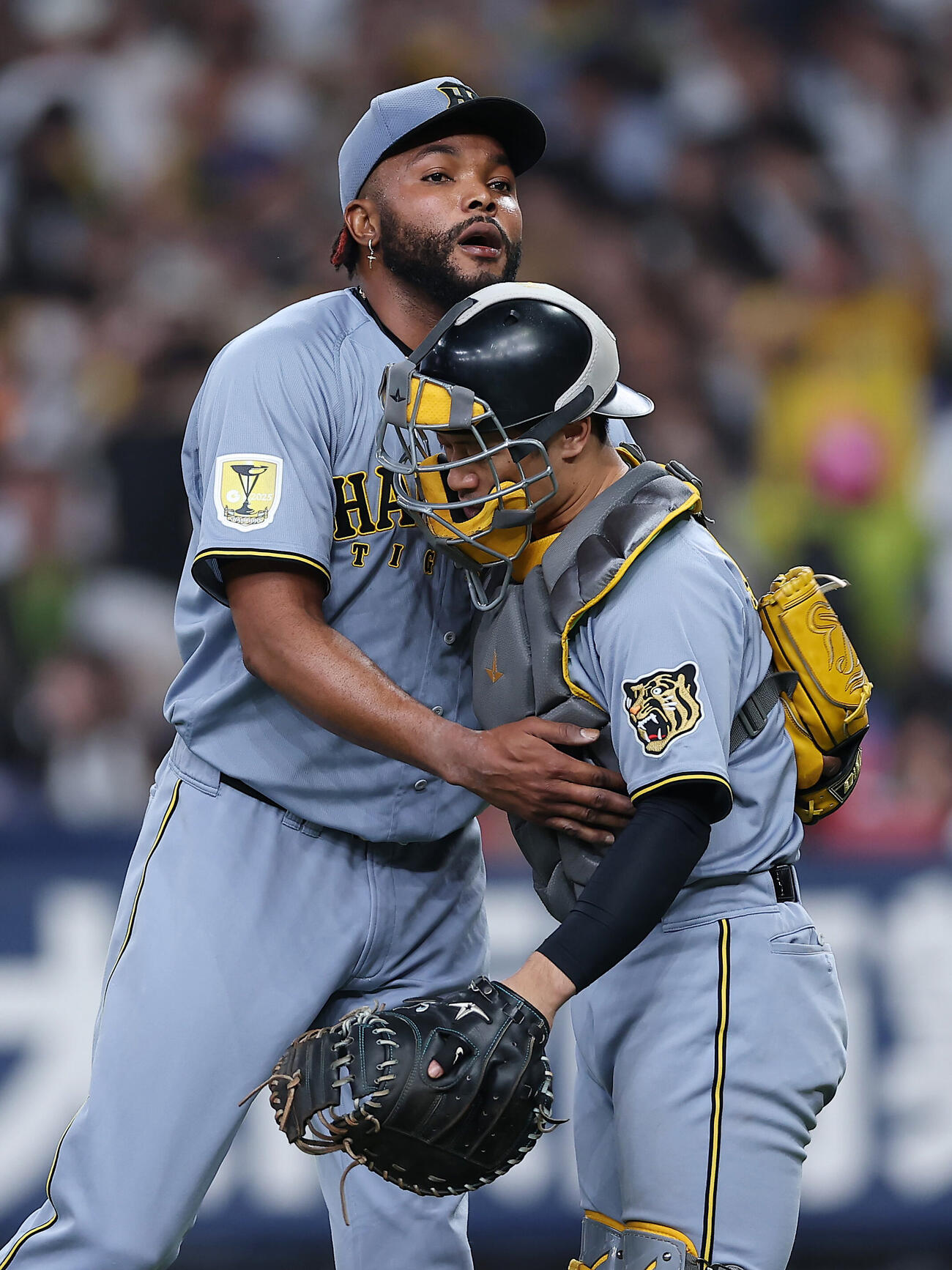 オリックス対阪神　オリックスに勝利し、喜び合う阪神ラファエル・ドリス（左）と坂本誠志郎（撮影・前田充）