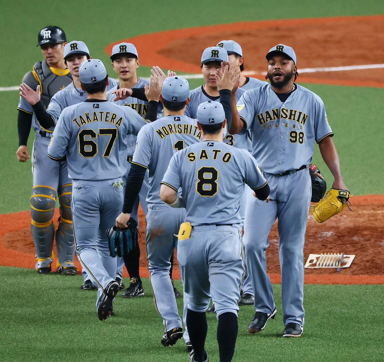 オリックス対阪神　オリックスに勝利しナインとタッチする阪神ラファエル・ドリス（撮影・加藤哉）