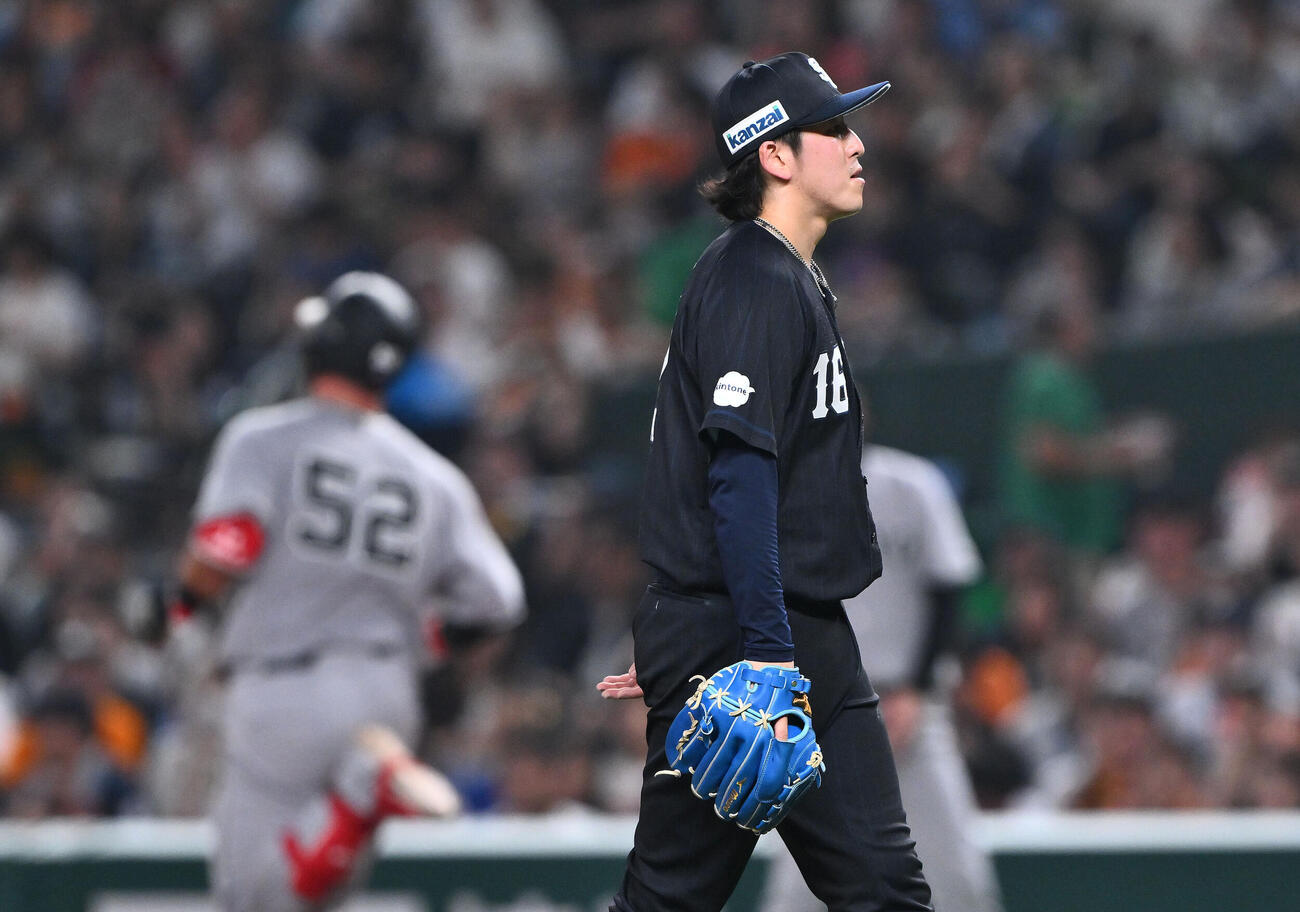 西武対巨人　7回表巨人2死、リチャード（後方）を二ゴロに打ち取った隅田知一郎（撮影・滝沢徹郎）