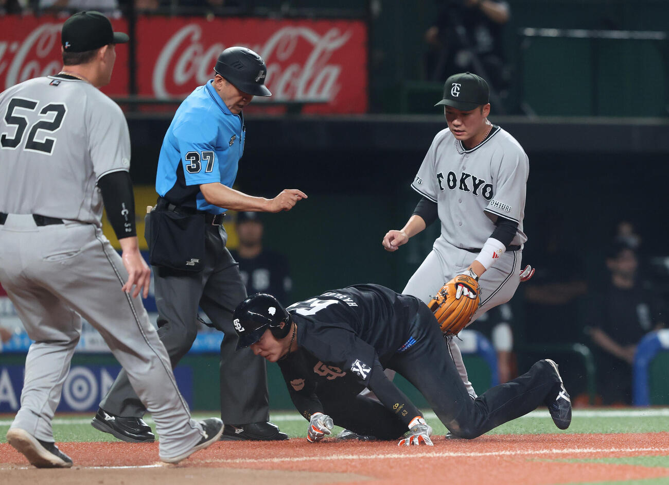 交流戦　西武対巨人　7回裏西武1死三塁、小島大河の遊ゴロから生還を試みるも走塁死する長谷川信哉（撮影・河田真司）