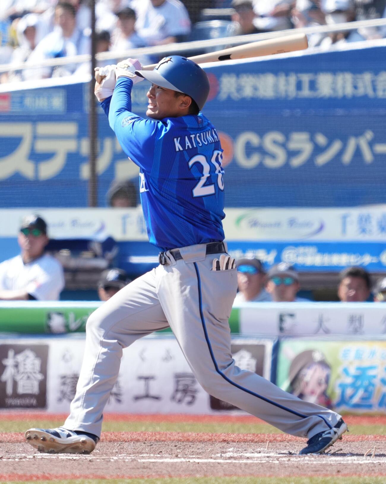 ロッテ対DeNA 2回表DeNA1死一、二塁、勝又温史は中越えに3点本塁打を放つ（撮影・小沢裕）