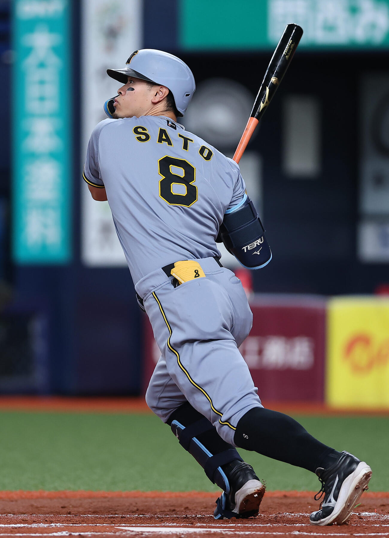 オリックス対阪神　1回表阪神2死二塁、左中間へ先制適時二塁打を放つ佐藤輝明（撮影・前田充）