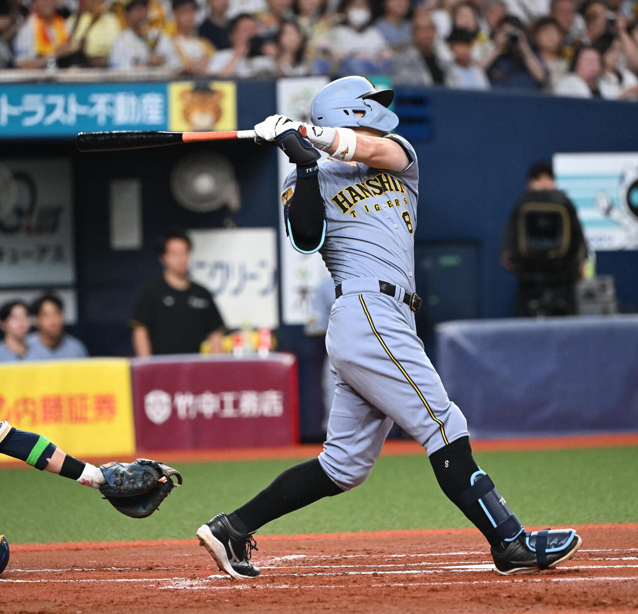 オリックス対阪神　1回表阪神2死二塁、左中間に適時二塁打を放つ佐藤輝明（撮影・和賀正仁）