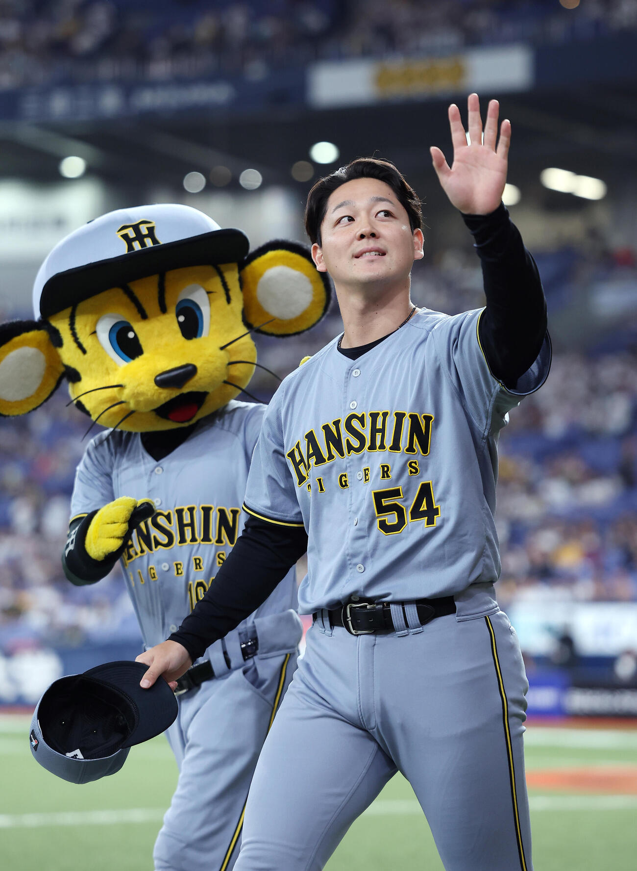 オリックス対阪神　ヒーローインタビューを終え、ファンの声援に応える阪神木下里都（撮影・前田充）