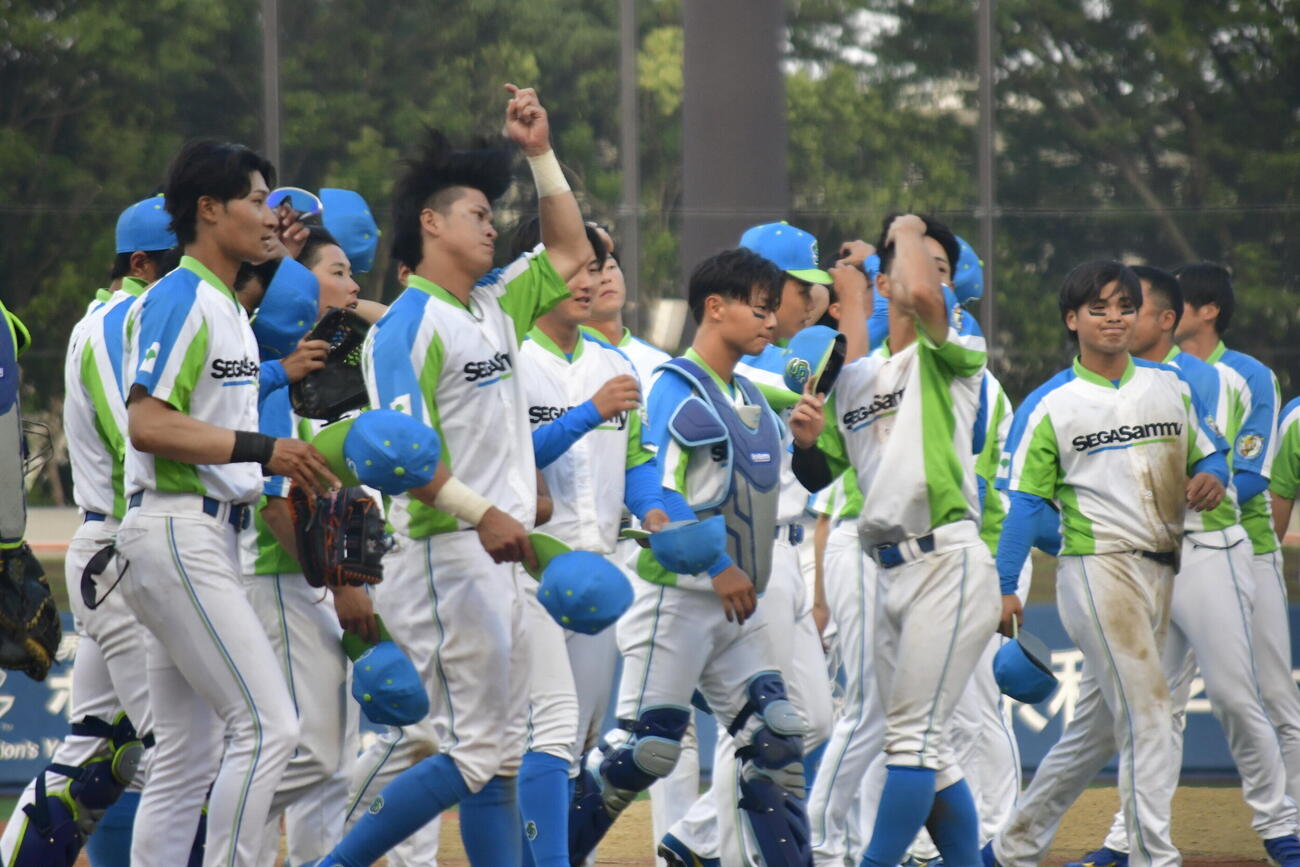 試合後に一塁側スタンドに集まった応援団にあいさつするセガサミーの選手ら（撮影・平山連）