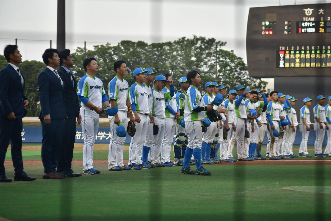 試合後に一塁側スタンドに集まった応援団にあいさつするセガサミーの選手ら（撮影・平山連）