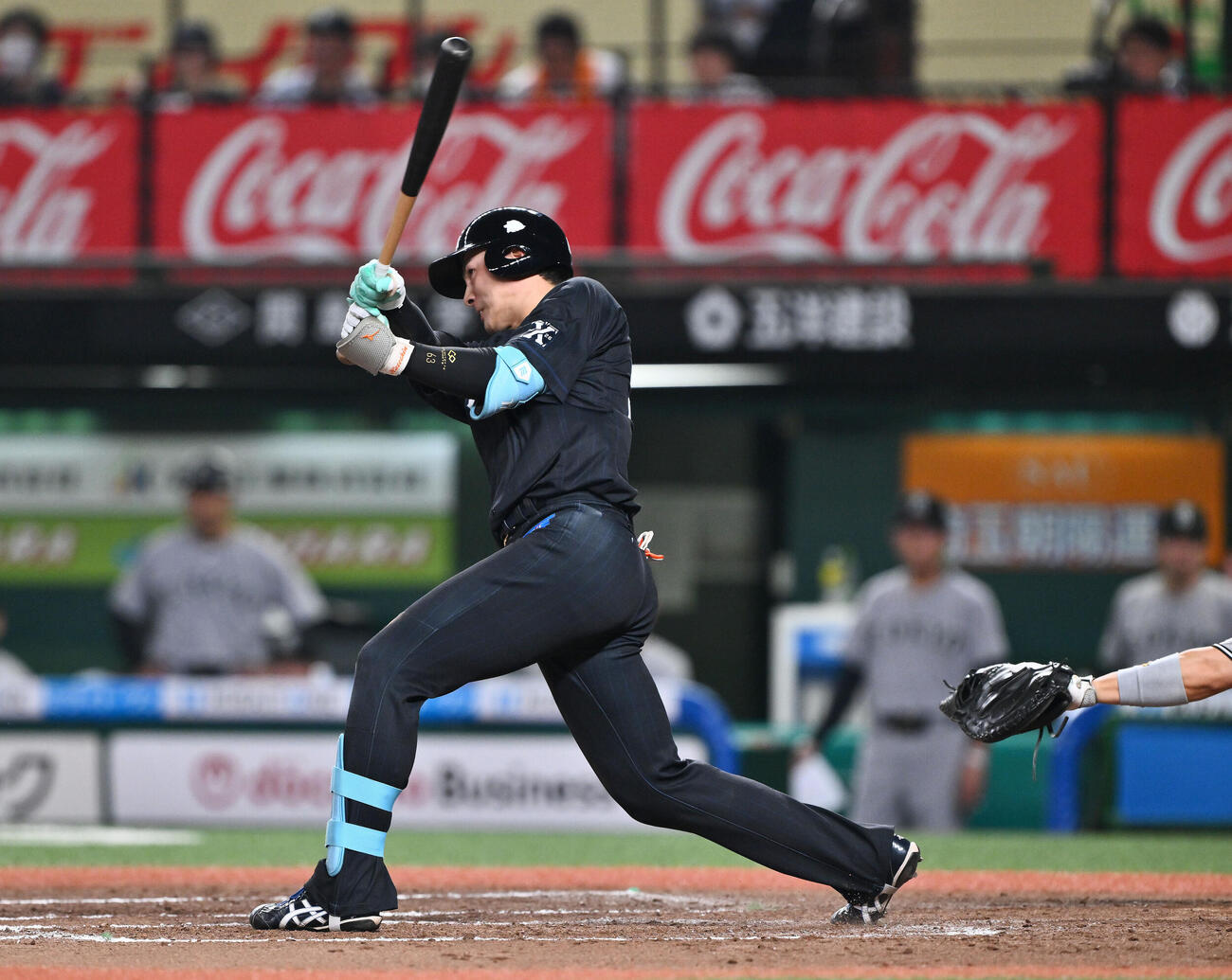 西武対巨人　7回裏西武無死、長谷川信哉は二塁打を放つ（撮影・滝沢徹郎）