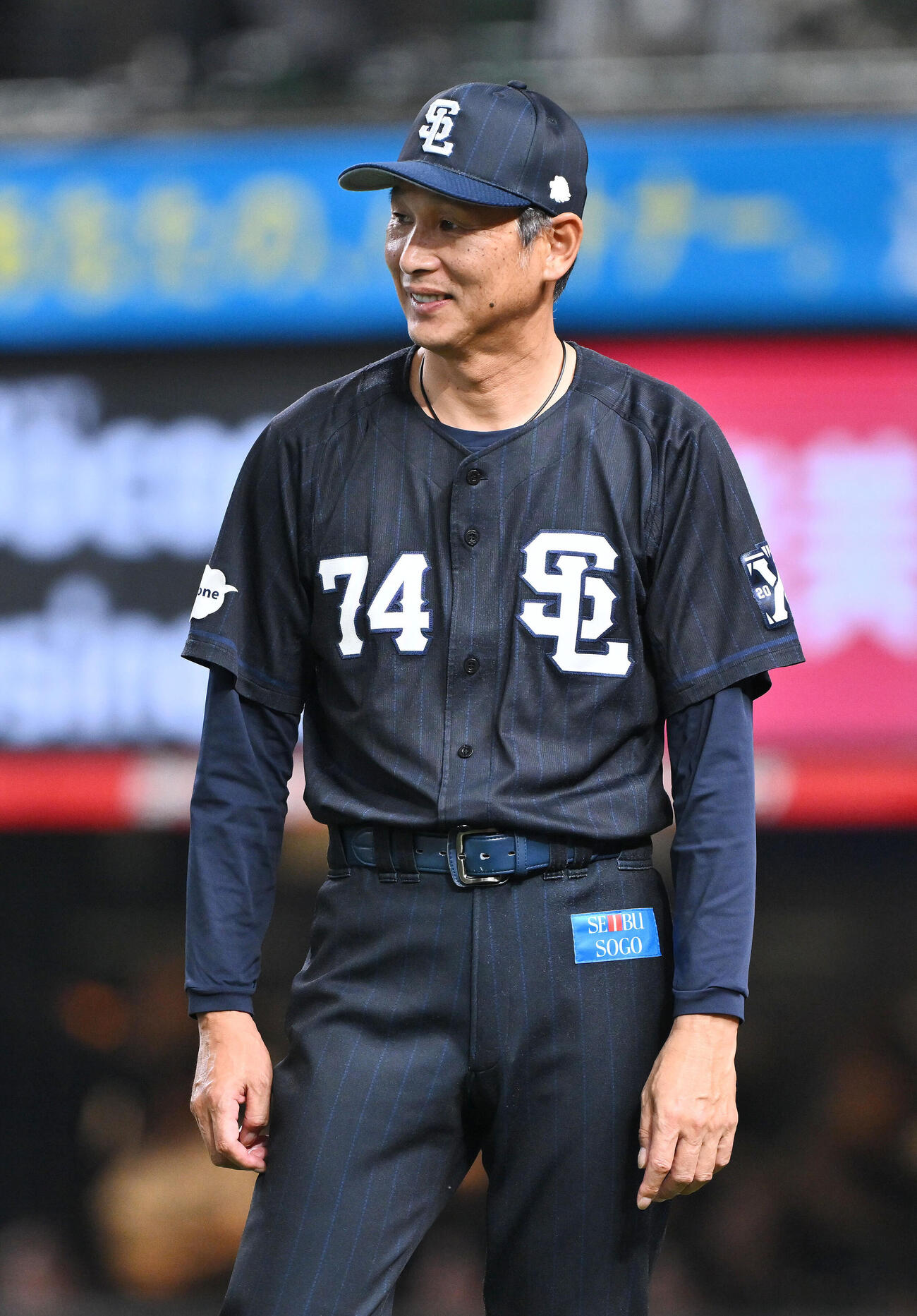 西武対巨人　交代を伝える西武西口文也監督（撮影・滝沢徹郎）
