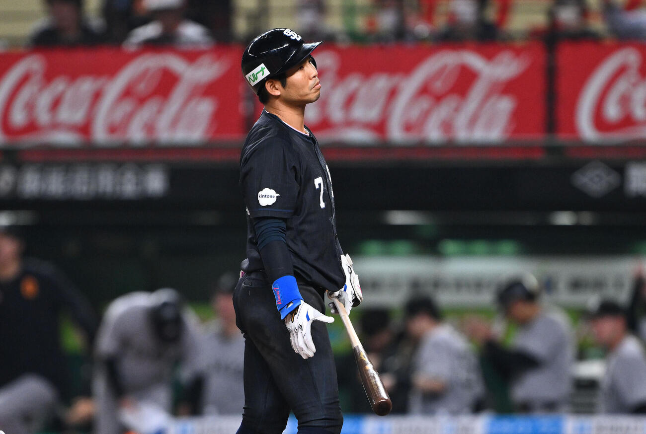 西武対巨人　9回裏西武2死一、二塁、桑原将志は空振り三振に倒れる（撮影・滝沢徹郎）