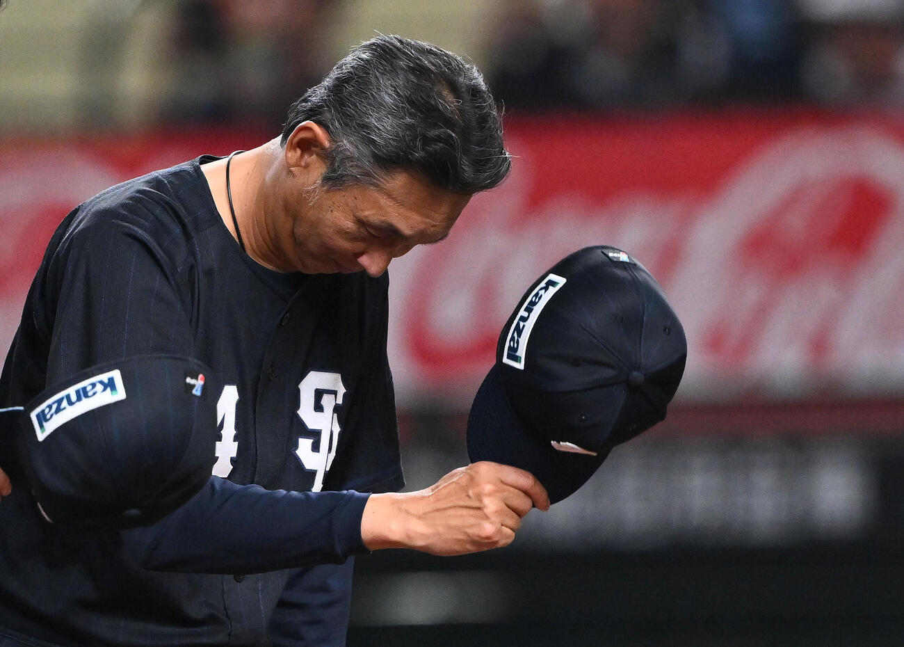 西武対巨人　試合に敗れあいさつする西武西口文也監督（撮影・滝沢徹郎）