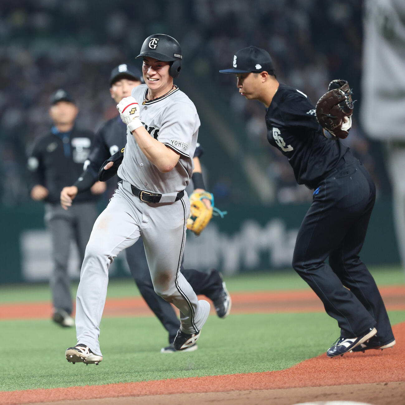 交流戦　西武対巨人　6回表巨人2死一塁、隅田知一郎のけん制でアウトとなる松本剛（撮影・河田真司）