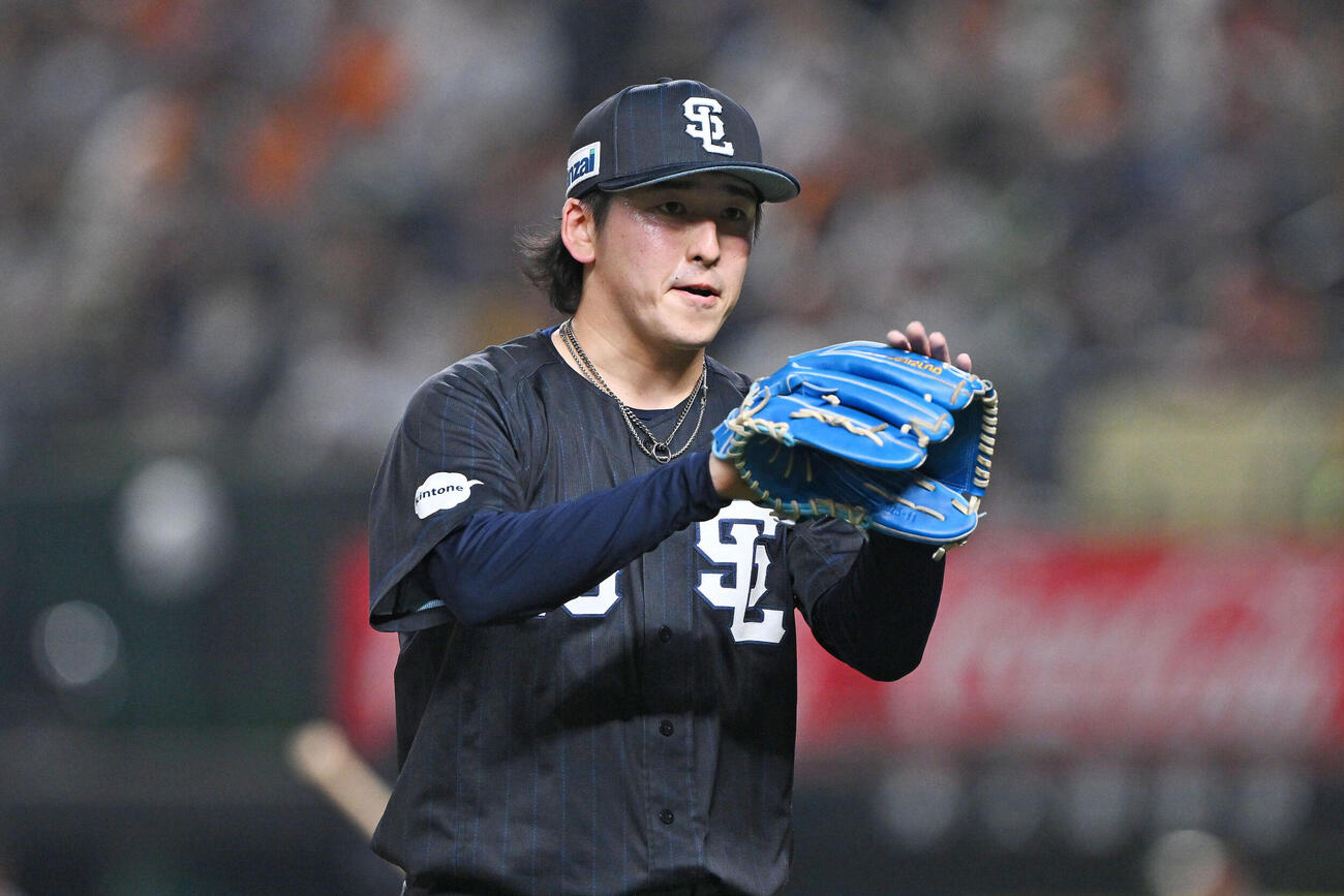 西武対巨人　7回表巨人2死、リチャードを二ゴロに打ち取りグラブをたたく隅田知一郎（撮影・滝沢徹郎）