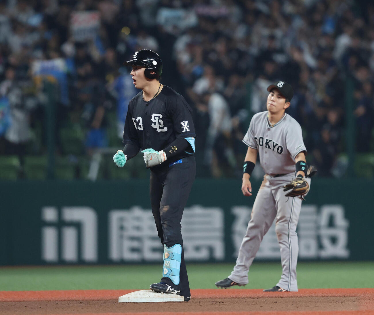 交流戦　西武対巨人　7回裏西武無死、フェンス直撃の二塁打を放ち出塁する長谷川信哉（撮影・河田真司）