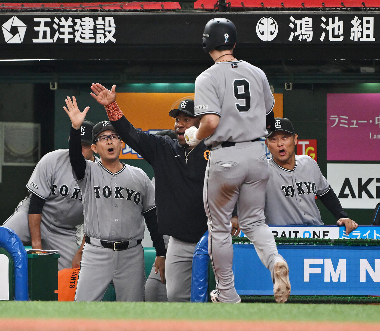 西武対巨人　1回表巨人2死二塁、ボビー・ダルベックの先制適時二塁打で生還した松本剛（手前）を迎える橋上秀樹監督代行（後方右）ら（撮影・滝沢徹郎）