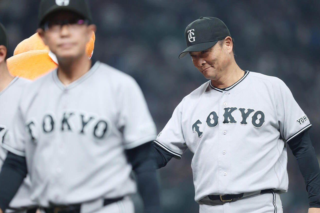 交流戦　西武対巨人　西武に勝利し、笑顔で引き揚げる巨人橋上秀樹監督代行（撮影・河田真司）