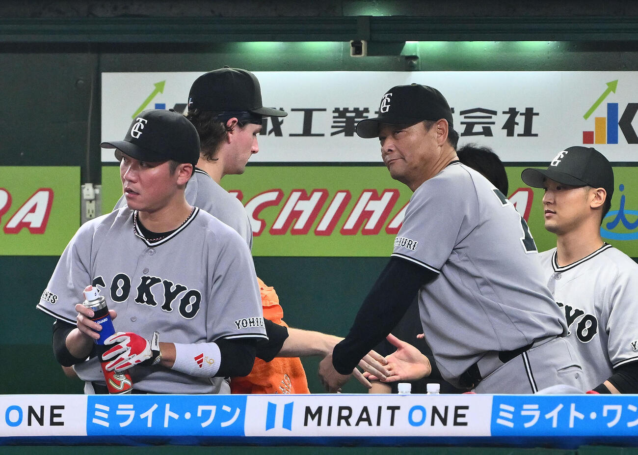 西武対巨人　6回裏を投げ終えた巨人フォレスト・ウィットリー（中左）をねぎらう橋上秀樹監督代行（同右）（撮影・滝沢徹郎）