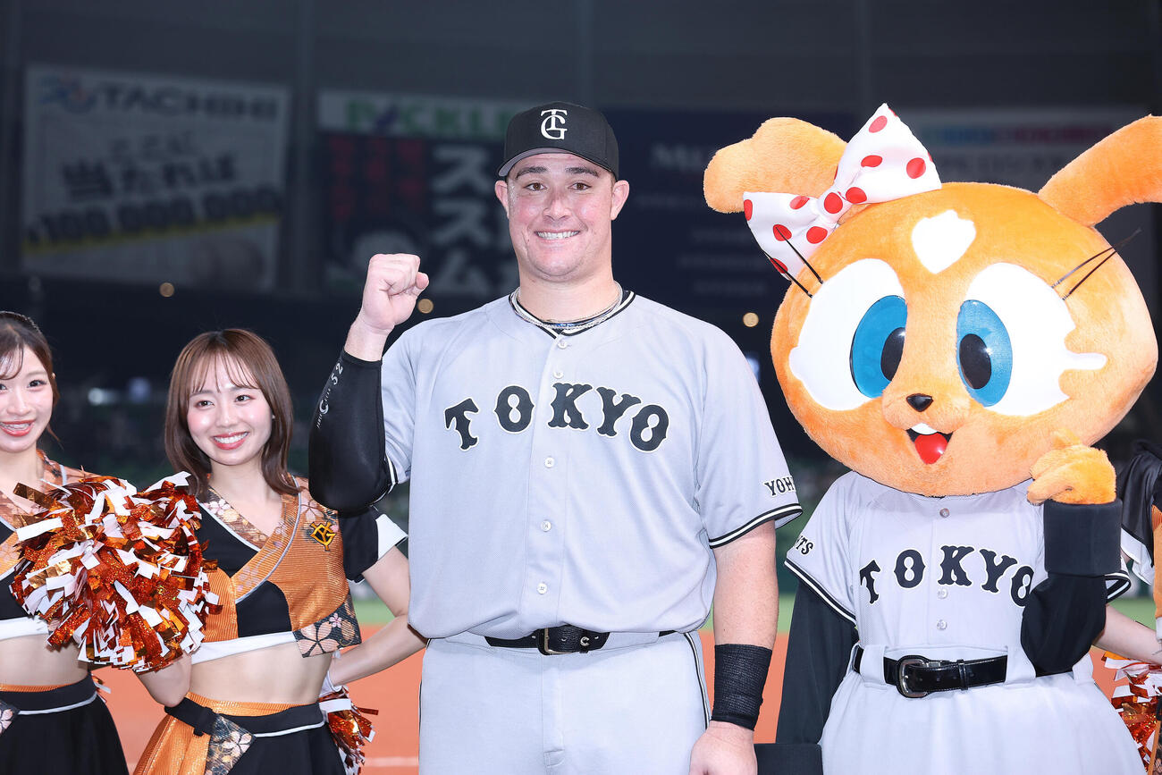 交流戦　西武対巨人　西武に勝利し、笑顔で写真に納まる巨人リチャード（撮影・河田真司）
