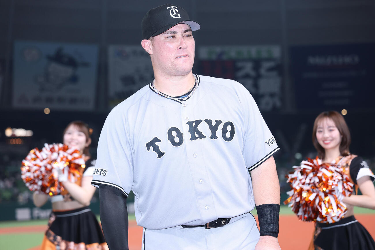 交流戦　西武対巨人　西武に勝利し、インタビューに臨む巨人リチャード（撮影・河田真司）
