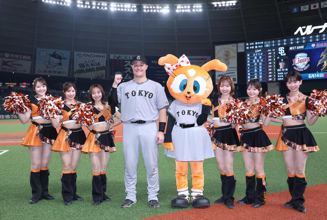 交流戦　西武対巨人　西武に勝利し、笑顔で写真に納まる巨人リチャード（撮影・河田真司）