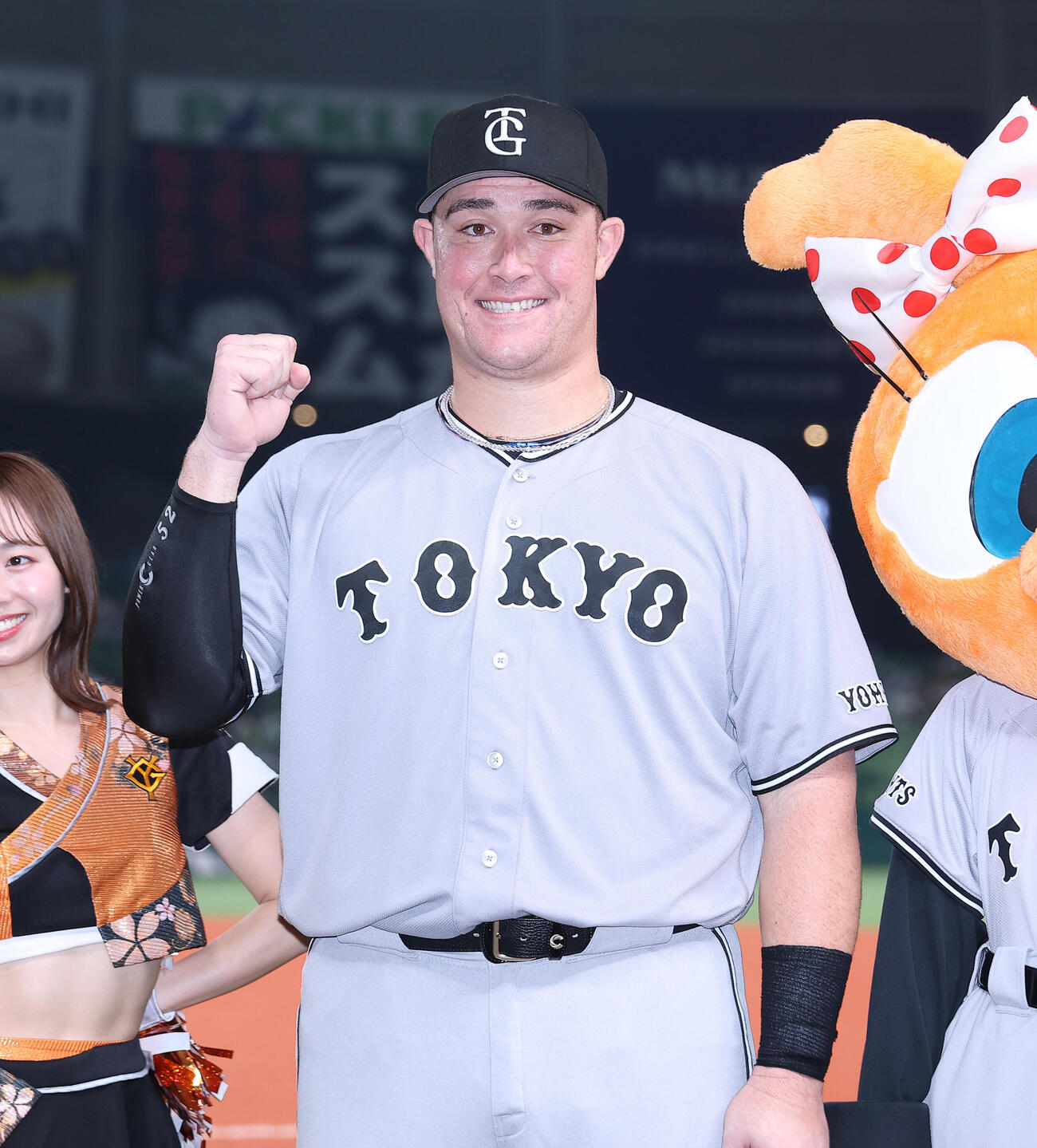 交流戦　西武対巨人　西武に勝利し、笑顔で写真に納まる巨人リチャード（撮影・河田真司）