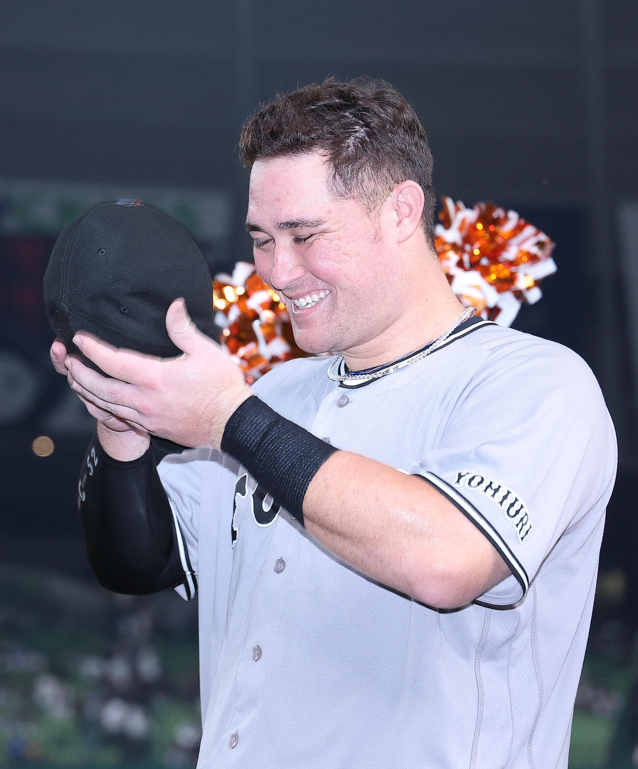 交流戦　西武対巨人　西武に勝利し、インタビューで笑顔を見せる巨人リチャード（撮影・河田真司）