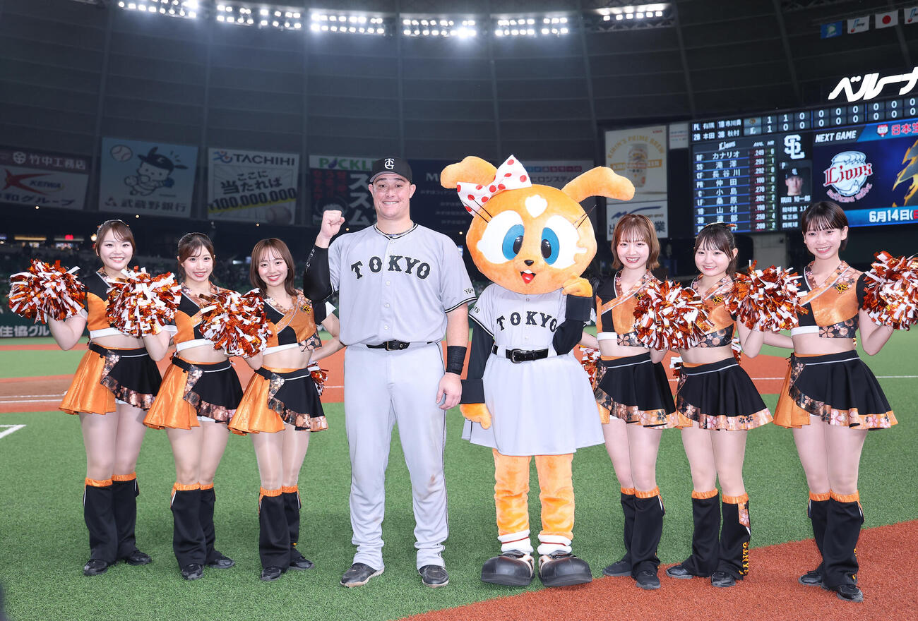 交流戦　西武対巨人　西武に勝利し、笑顔で写真に納まる巨人リチャード（撮影・河田真司）