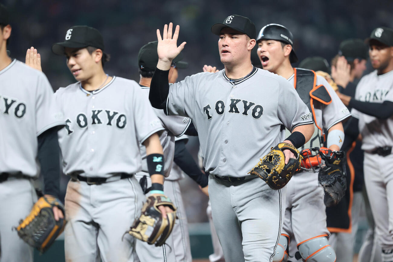 交流戦　西武対巨人　西武に勝利し、チームメートとハイタッチするリチャード（中央）（撮影・河田真司）