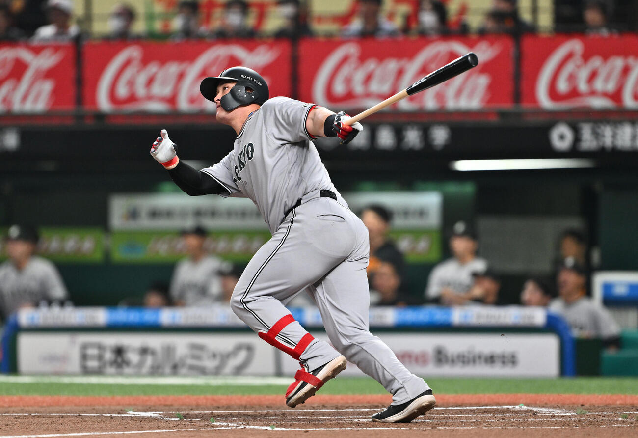 西武対巨人　2回表巨人1死、リチャードは左越えに本塁打を放つ（撮影・滝沢徹郎）