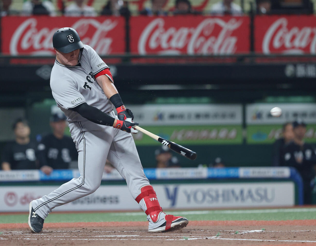交流戦　西武対巨人　2回表巨人1死、左越えに本塁打を放つリチャード（撮影・河田真司）