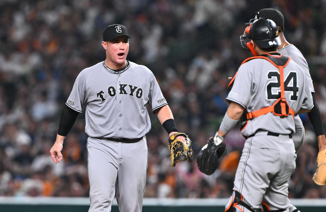西武対巨人　試合に勝利しナインに声をかける巨人リチャード（左）（撮影・滝沢徹郎）