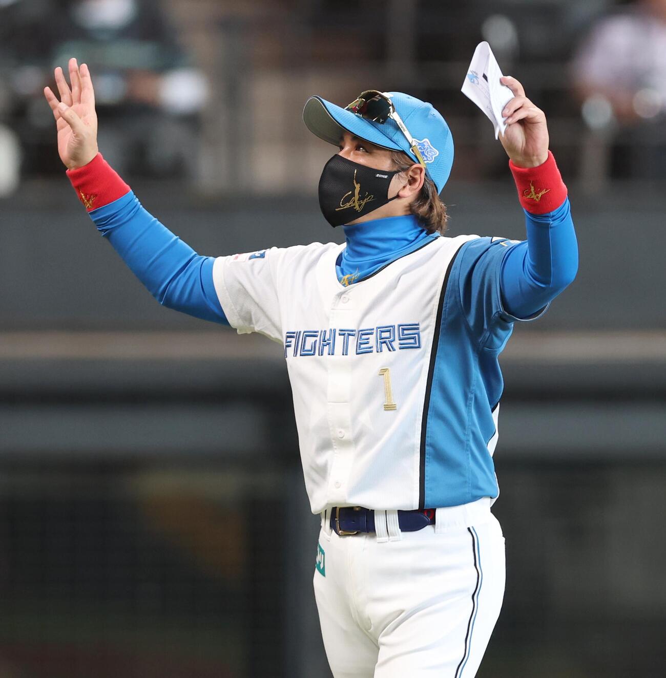 日本ハム」対中日　スタンドに向かって手を振る新庄剛志監督（撮影・黒川智章）