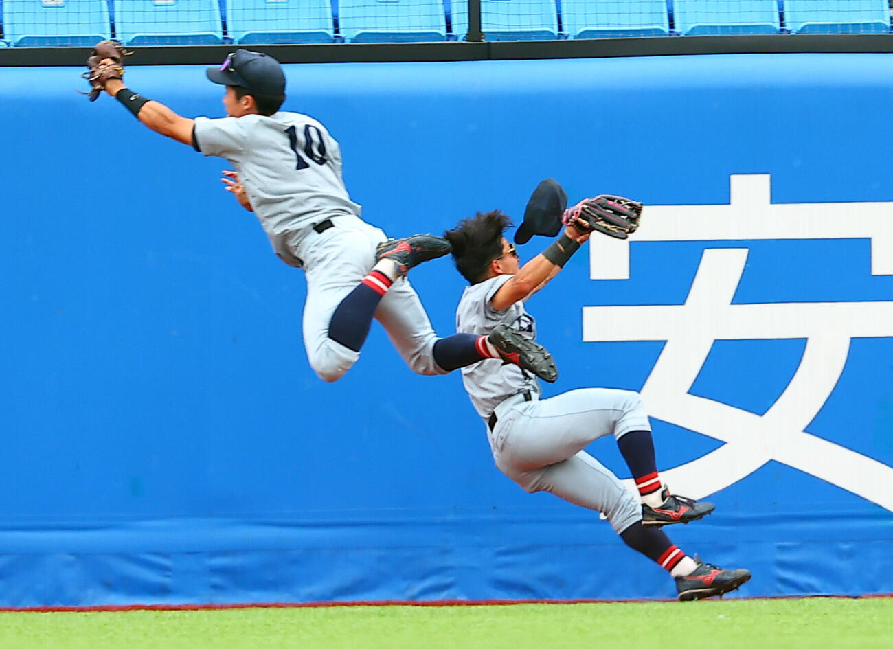 全日本大学野球選手権　決勝　関大対慶大　4回裏慶大2死一塁、吉野太陽の右飛で交錯する中村莞爾（左）と余河航太（撮影・野上伸悟）＝2026年6月14日