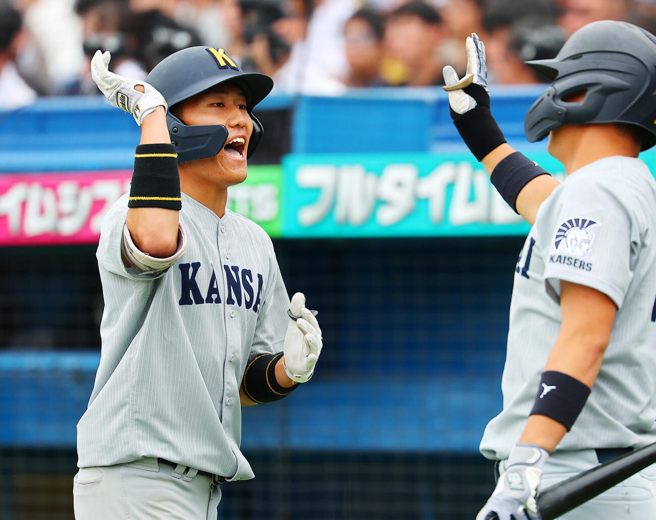 全日本大学野球選手権　決勝　関大対慶大　5回表関大無死、本塁打を放ち喜ぶ山本峻輔（撮影・野上伸悟）