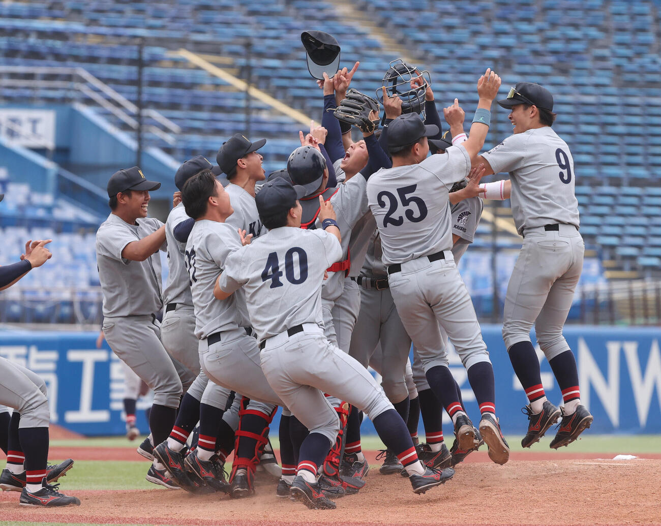 全日本大学野球選手権決勝　関大対慶大　優勝した関大ナインは歓喜の輪をつくる（撮影・柴田隆二）