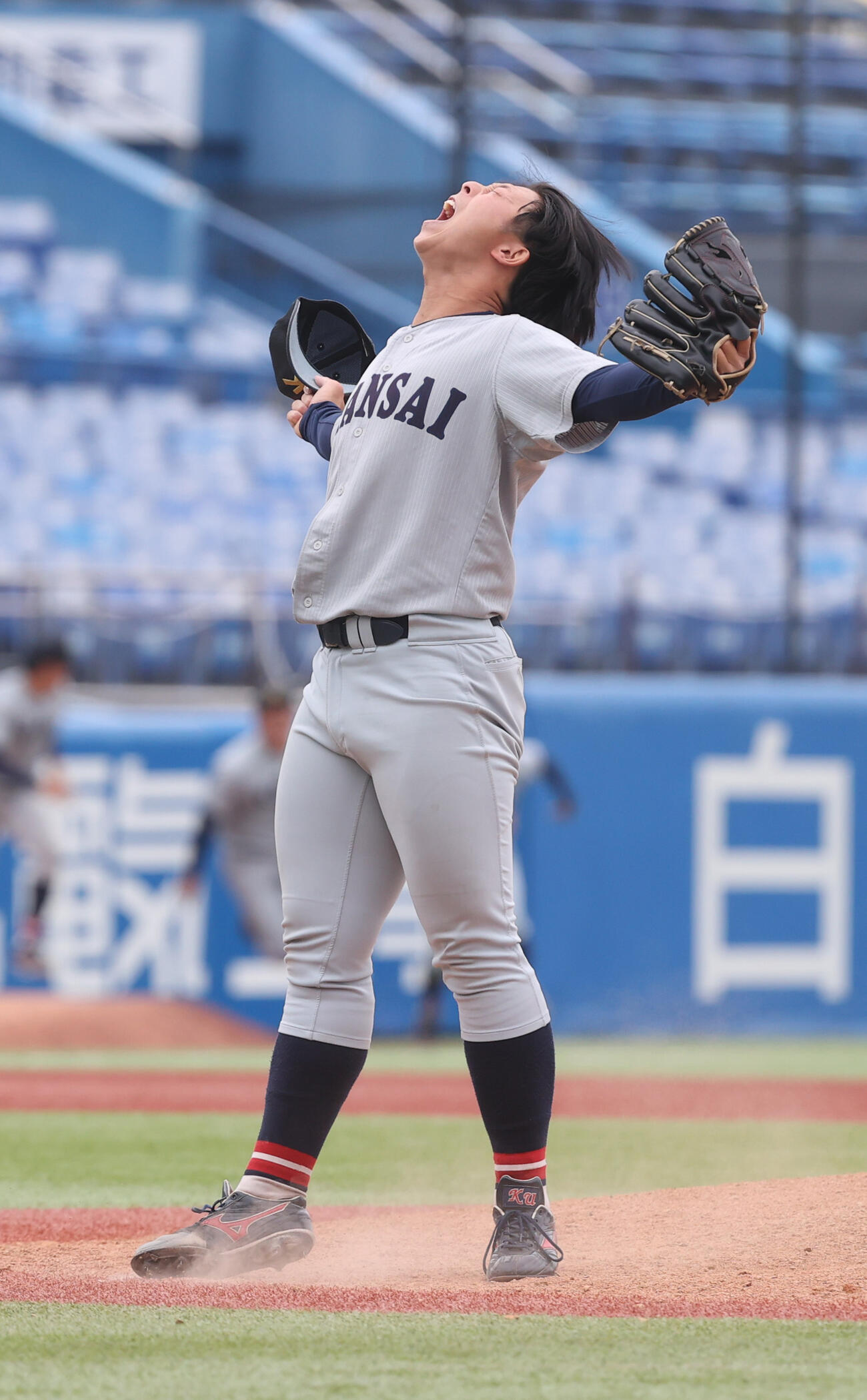 全日本大学野球選手権決勝　関大対慶大　優勝した関大・中原海晴はガッツポーズする（撮影・柴田隆二）