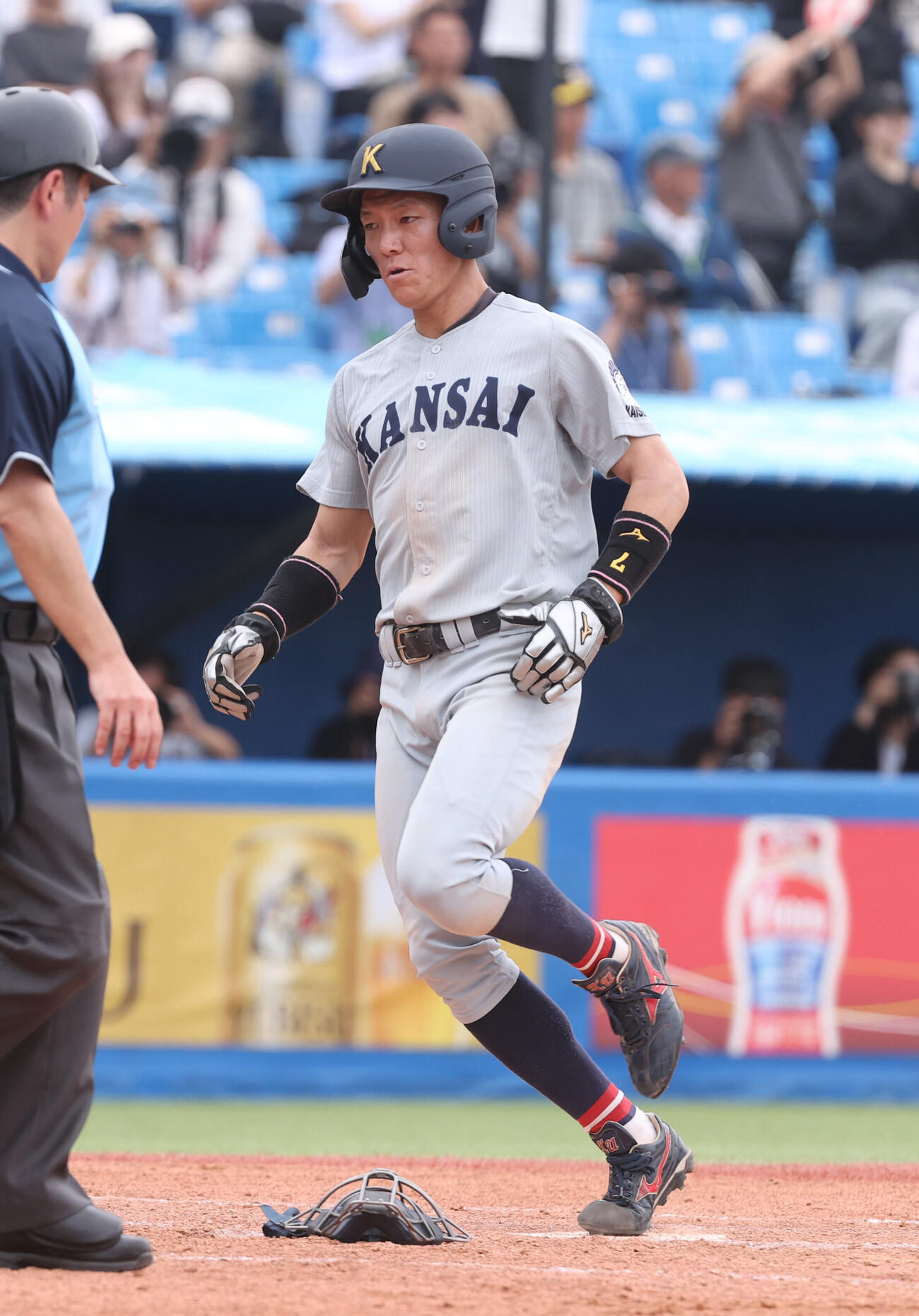 全日本大学野球選手権決勝　関大対慶大　4回表関大1死一、二塁、森内大奈の適時打で二塁走者宮本青空が生還する（撮影・柴田隆二）