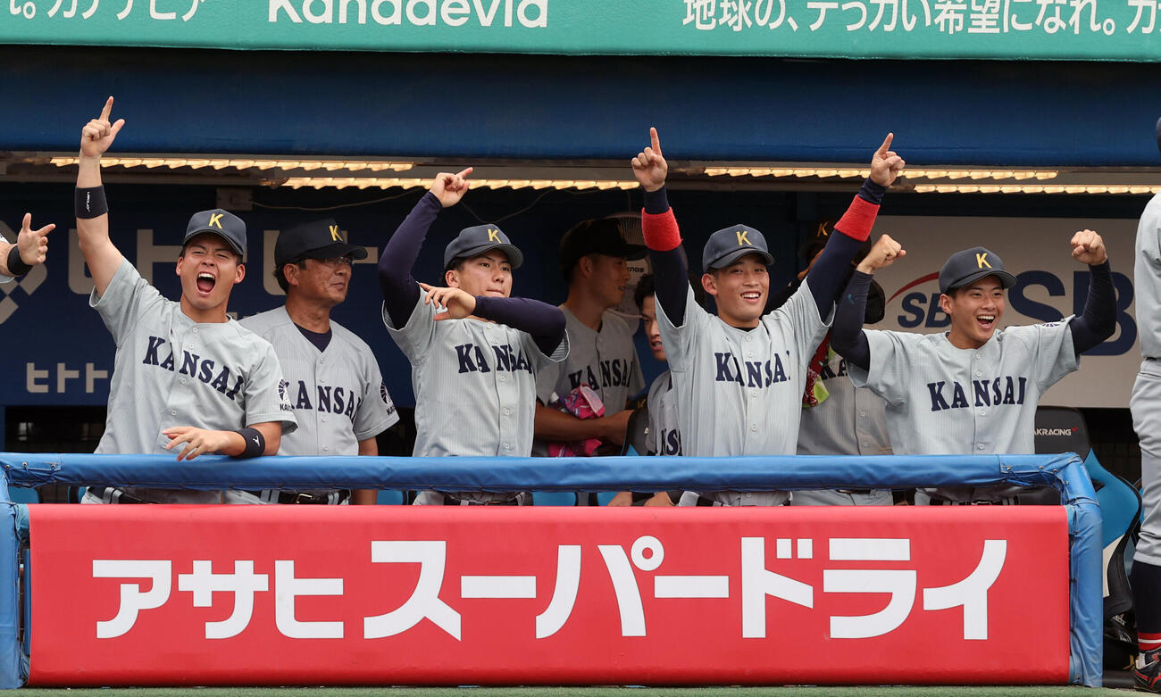 全日本大学野球選手権決勝　関大対慶大　4回表関大1死一、二塁、森内大奈の適時打で喜ぶ関大ナイン（撮影・柴田隆二）（＝2026年6月14日）　